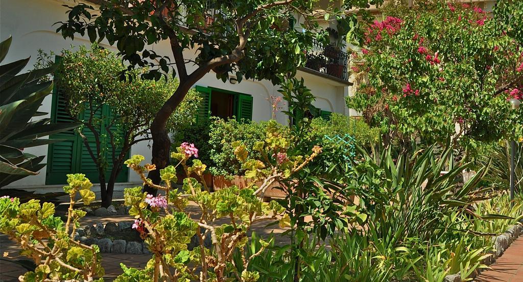 Seafront Apartments Garden House Taormina Bilik gambar