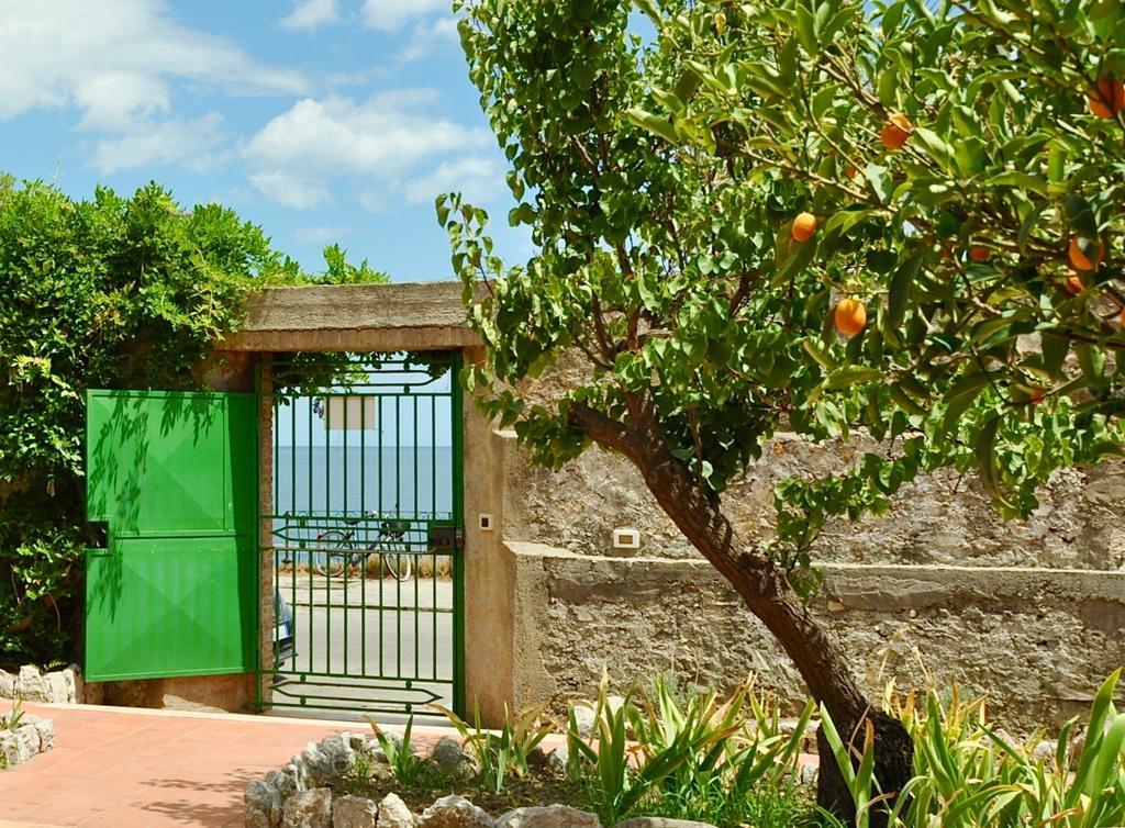Seafront Apartments Garden House Taormina Bilik gambar