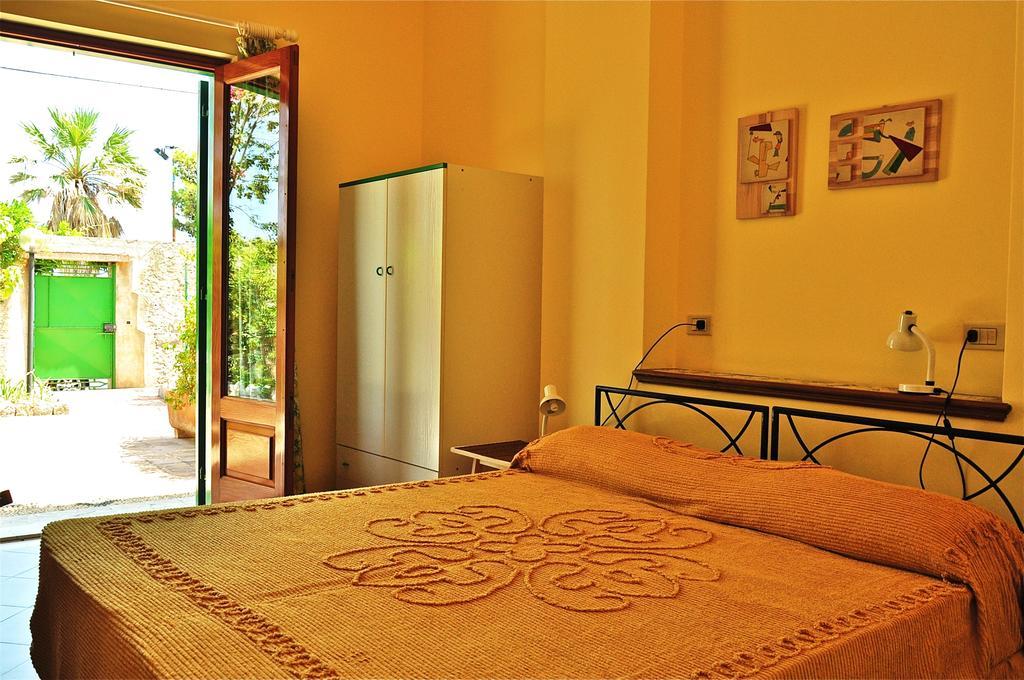 Seafront Apartments Garden House Taormina Bilik gambar