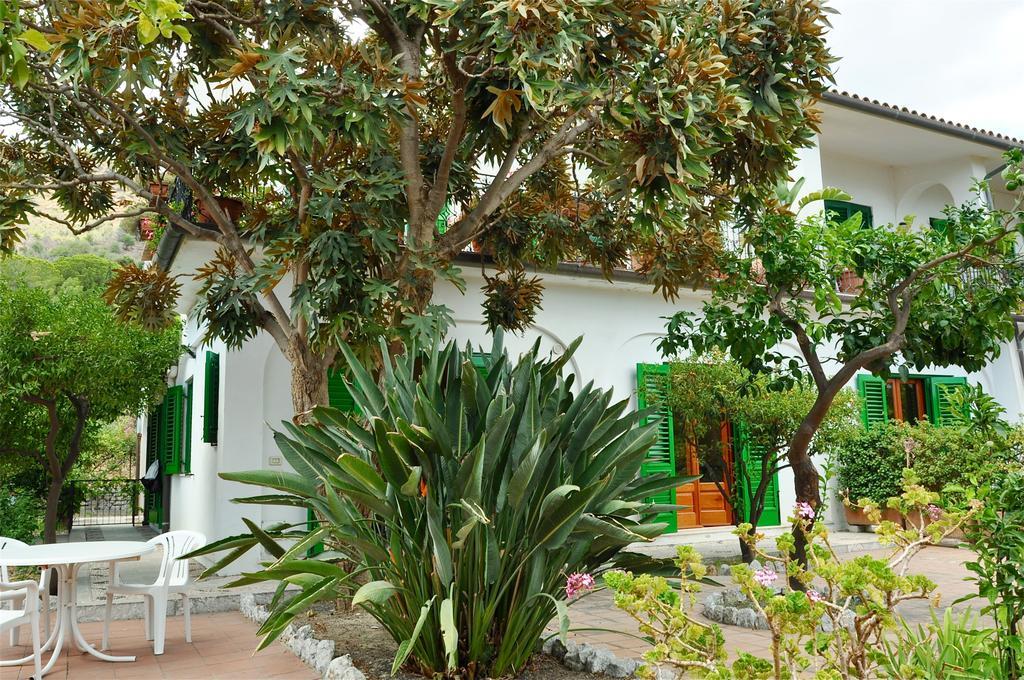 Seafront Apartments Garden House Taormina Bilik gambar